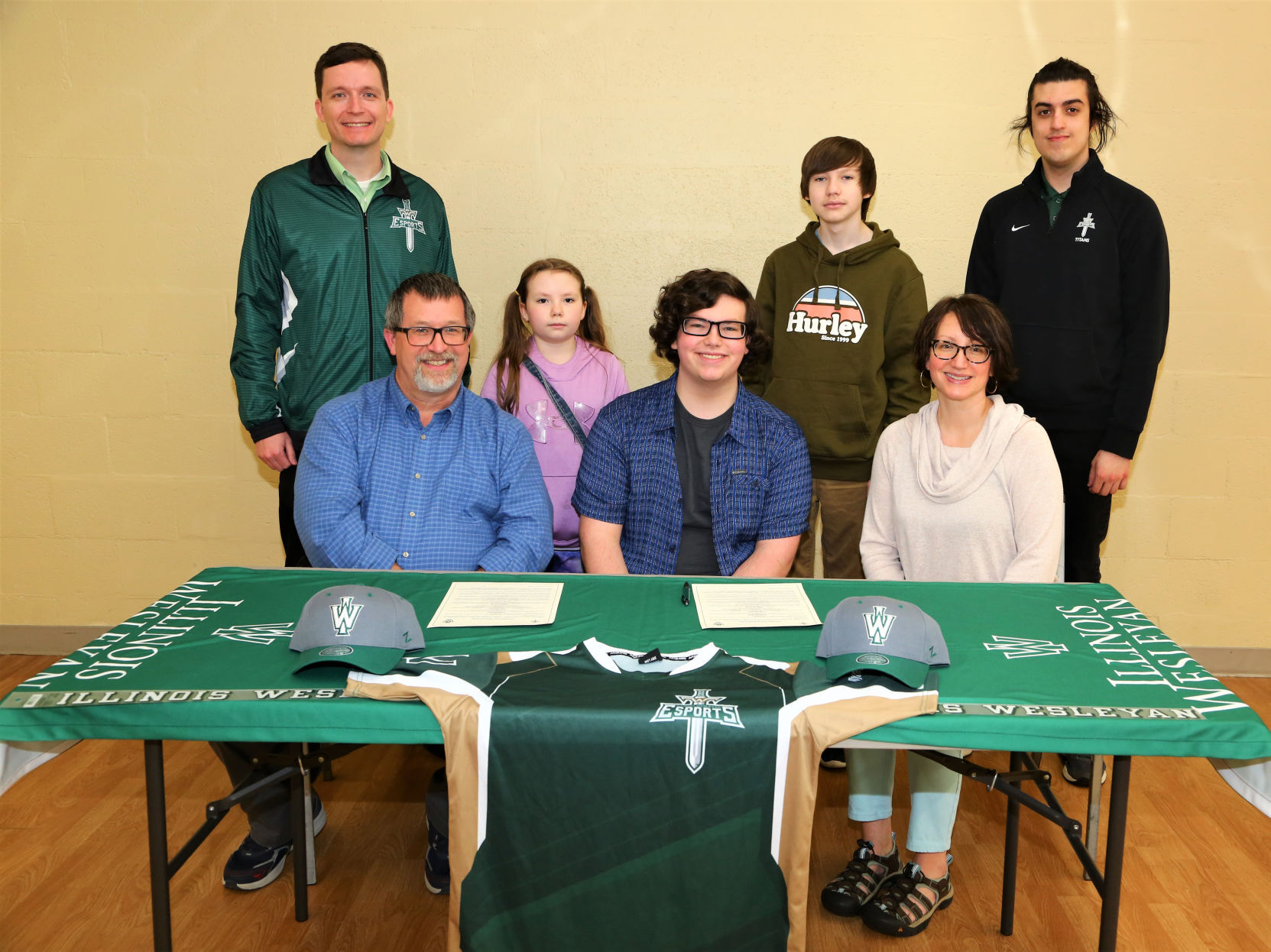 METSPTS-04-08-21 ILLINOIS WESLEYAN MCHS SIGNEES_PHOTO 1
